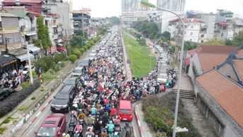 Tháo rào chắn cầu Long Biên, lùi ngày sửa chữa sau vụ giao thông hỗn loạn