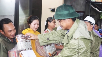 Phó Bí thư Thành ủy Ngô Xuân Thắng kiểm tra các điểm sạt lở, tặng quà động viên người dân đi sơ tán