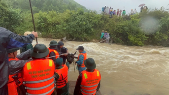 [Ảnh] Tình người trong mưa lũ ở Huế