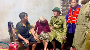 Huế: Lãnh đạo thành phố vượt lũ đến thăm hỏi, tặng quà các hộ dân vùng ngập lụt nặng