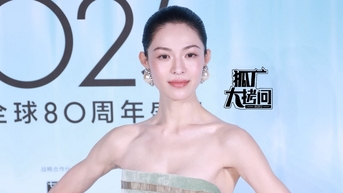 MC bị chỉ trích thiếu lịch sự vì trêu chọc Chung Sở Hy 'giành vị trí trung tâm'