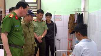 Thăm hỏi chiến sĩ công an bị thương khi cứu người dân