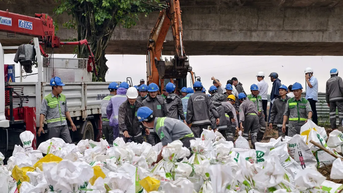 Quảng Ngãi: Hàng trăm người dùng bao cát chặn nước sông Trà Khúc tràn vào kênh Sông Đào