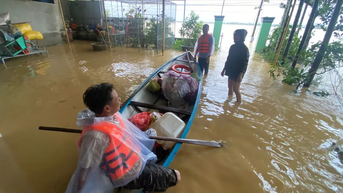 Người dân Đà Nẵng sống chật vật giữa vùng lũ