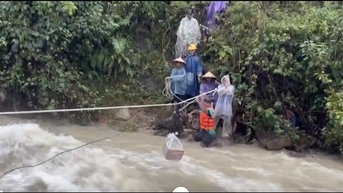 Dùng dây thừng vận chuyển lương thực cho hàng chục hộ đồng bào dân tộc thiểu số bị cô lập