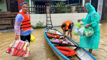 Người dân vùng lũ bên sông Thu Bồn chèo thuyền 3km mua lương thực
