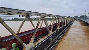 Huế điều hai đoàn tàu hơn 1.600 tấn gia tải chống trôi cầu đường sắt Bạch Hổ