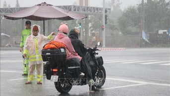 Quốc lộ 1A qua Quảng Ngãi vẫn ngập, lực lượng chức năng xuyên đêm điều tiết giao thông