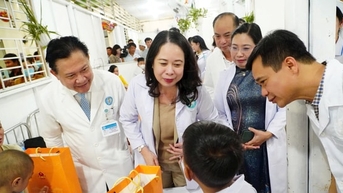 Phó Chủ tịch nước Võ Thị Ánh Xuân trao tặng quà trẻ em có hoàn cảnh đặc biệt, khó khăn