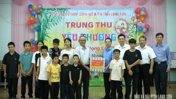 Lãnh đạo UBND tỉnh thăm, tặng quà trung thu tại Trung tâm Hy vọng Lộc Bình