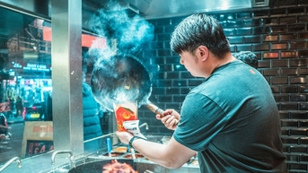 물가가 비싼 나라에서 의학 박사학위를 공부하는 한 청년이 돈을 아끼기 위해 고양이 사료를 먹습니다.