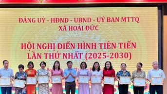 Hoai Duc ផ្តល់រង្វាន់ដល់សមូហភាព និងបុគ្គលកម្រិតខ្ពស់ធម្មតា។