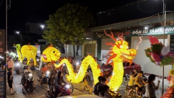 នាំយកពិធីបុណ្យពាក់កណ្តាលរដូវស្លឹកឈើជ្រុះពេញលេញដល់កុមារនៅជនបទ