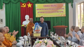គណៈប្រតិភូគណៈកម្មាធិការប្រតិបត្តិគណៈសង្ឃវៀតណាមខេត្ត Ca Mau បានអញ្ជើញទៅទស្សនាមន្ទីរឃោសនាការ និងចលនាមហាជននៃគណៈកម្មាធិការបក្សខេត្ត។