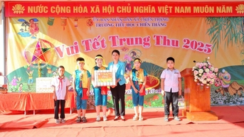 Lãnh đạo tỉnh thăm, tặng quà nhân dịp Tết Trung thu tại trường Tiểu học Chiến Thắng, xã Chiến Thắng