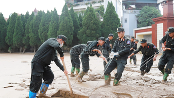 Cán bộ, chiến sĩ Cảnh sát cơ động số 3 tích cực tham gia ứng phó, khắc phục hậu quả cơn bão số 10