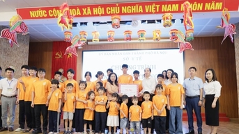 ទស្សនានិងផ្តល់អំណោយពាក់កណ្តាលរដូវស្លឹកឈើជ្រុះដល់កុមារ
