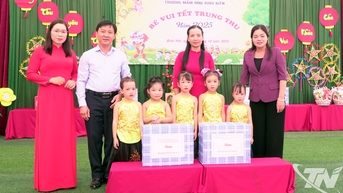 ថ្នាក់​ដឹក​នាំ​ខេត្ត​ជូន​អំណោយ​ដល់​កុមារ​ក្នុង​ឱកាស​បុណ្យ​ពាក់​កណ្តាល​សរទរដូវ