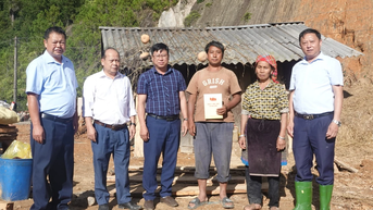 ឃុំពុងហ្លួង ចុះសួរសុខទុក្ខ និងលើកទឹកចិត្តគ្រួសារដែលរងគ្រោះដោយខ្យល់ព្យុះលេខ១០។