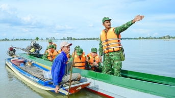 ដើរល្បាតជាមួយឆ្មាំព្រំដែនក្នុងរដូវទឹកជំនន់
