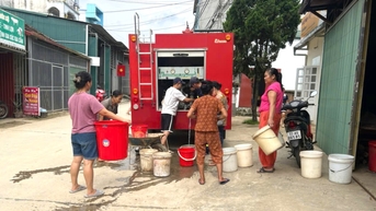Kịp thời hỗ trợ 120 hộ dân thiếu nước sinh hoạt sau bão tại phường Thục Phán - Báo Cao Bằng điện tử