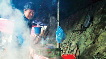 ផ្សែង​ហុយ​ចេញពី​ថាំង​ខូ​នៅ​កណ្តាល​ផ្សារ​