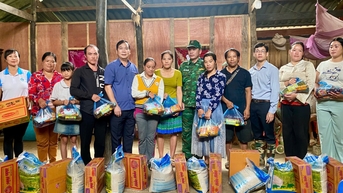 សកម្មភាពចុះសួរសុខទុក្ខ លើកទឹកចិត្ត និងចែករំលែក ក្រោយព្យុះទី១០ - កាសែតអេឡិចត្រូនិក Cao Bang