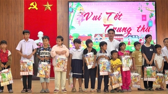 ឃុំ​ថាន់​ឌៀន ផ្តល់​អំណោយ​ពាក់កណ្តាល​សរទរដូវ​ចំនួន​១៣៧​ជូន​ដល់​កុមារ​ជួប​ការលំបាក