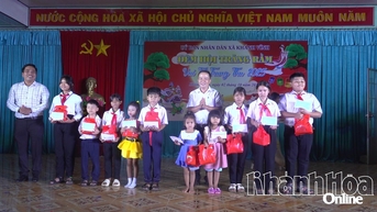 ឃុំ Khanh Vinh បានរៀបចំកម្មវិធី "ពិធីបុណ្យពេញបូណ៌មី" ដល់កុមារជាង ៣០០នាក់។