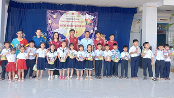 Trao 134 suất quà Trung thu tại xã Xuân Hải