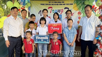 អនុប្រធានគណៈកម្មាធិការប្រជាជនខេត្ត ជូនអំណោយដល់កុមារក្នុងឱកាសពិធីបុណ្យពាក់កណ្តាលរដូវស្លឹកឈើជ្រុះ