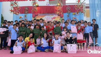 ពិធីបុណ្យពាក់កណ្តាលរដូវស្លឹកឈើជ្រុះដ៏កក់ក្តៅនៅមជ្ឈមណ្ឌលការងារសង្គម Ninh Thuan