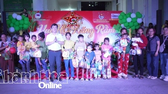 Cam Ranh Ward ផ្តល់អំណោយ 360 ដល់កុមារឈឺ និងកុមារក្នុងឱកាសពិធីបុណ្យពាក់កណ្តាលរដូវស្លឹកឈើជ្រុះ
