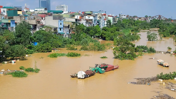 ច្រាំង​ខ្សាច់​កណ្តាល និង​វាល​ទំនាប​ក្នុង​ទីក្រុង​ហាណូយ ត្រូវ​បាន​គ្រប​ដណ្តប់​ដោយ​ទឹក​ជន់​លិច​ទន្លេ​ក្រហម។