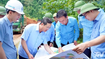 ប្រធាន​គណៈកម្មាធិការ​ប្រជាជន​ខេត្ត​ចុះ​ពិនិត្យ និង​ដឹកនាំ​ការ​ជម្នះ​ផល​វិបាក​គ្រោះ​ធម្មជាតិ​នៅ​ឃុំ​ខាង​ជើង។