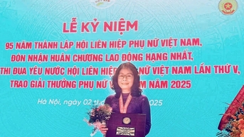 វេជ្ជបណ្ឌិត Nguyen Thi Tuyet Van ទទួលបានពានរង្វាន់ស្ត្រីវៀតណាមឆ្នាំ 2025