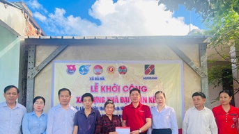 រណសិរ្ស និងអាជីវកម្មសាងសង់ផ្ទះថ្មីជូនគ្រួសារក្រីក្រនៅឃុំបាណា។