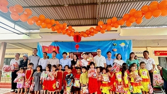 សាលានយោបាយខេត្តបានរៀបចំសកម្មភាពដ៏មានអត្ថន័យជាច្រើនដល់កុមារនៅតំបន់ជួបការលំបាកក្នុងឱកាសពិធីបុណ្យពាក់កណ្តាលរដូវស្លឹកឈើជ្រុះឆ្នាំ 2025