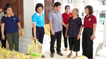 ប្រគល់អំណោយជំនួយសង្គ្រោះបន្ទាន់ចំនួន ១០០០ ជូនប្រជាពលរដ្ឋរងគ្រោះដោយទឹកជំនន់