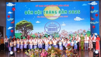 하노이 인민위원회 상임부위원장 풍티홍하가 반딘(Van Dinh)읍에서 열린 '보름달 축제'에 참석했다.