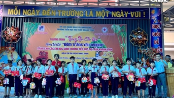 កាកបាទក្រហមខេត្ត Khanh Hoa រៀបចំ "រាត្រីនៃក្តីស្រលាញ់" ដល់សិស្សសាលាបឋមសិក្សា Khanh Vinh Town