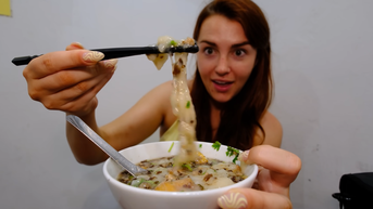 ភ្ញៀវ​ទេសចរ​លោក​ខាង​លិច​ដើរ​កាត់​ផ្លូវ​តូច​ចង្អៀត​ងងឹត​ដើម្បី​សាក​ម្ហូប​ឆ្ងាញ់​ៗ​ក្នុង​តម្លៃ ២ ម៉ឺន​ដុង នៅ​ទីក្រុង​ហាណូយ។