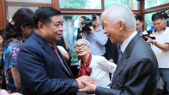 ឧបនាយករដ្ឋមន្ត្រី Nguyen Chi Dung បានអញ្ជើញចូលរួមក្នុងពិធីប្រគល់រង្វាន់កិត្តិយសដល់សាស្ត្រាចារ្យ Jean Tran Thanh Van និងសាស្ត្រាចារ្យ Le Kim Ngoc។