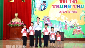 Các đồng chí lãnh đạo tỉnh thăm, tặng quà nhân dịp Tết Trung thu