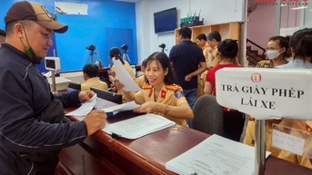 사람들은 전자 정보 페이지에서 운전면허증에 대한 정보에 접근할 수 있습니다.