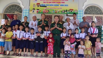 Bộ Chỉ huy Quân sự tỉnh Tây Ninh thăm, tặng quà Trung thu cho đồng bào Hồi giáo Islam