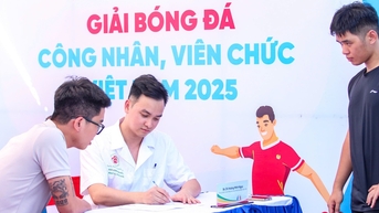 ក្នុងការប្រកួតកីឡាបាល់ទាត់ កម្មករ និងមន្ត្រីរាជការទទួលបានការពិនិត្យសុខភាពដោយឥតគិតថ្លៃ និងការទិញទំនិញអនុគ្រោះ។