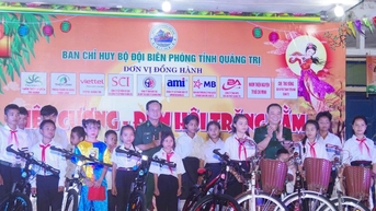កុមារឡាវជាច្រើនទទួលបានអំណោយសម្រាប់ពិធីបុណ្យពាក់កណ្តាលរដូវស្លឹកឈើជ្រុះនៅព្រំដែន។