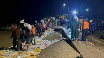 Gần 1.000 người thức trắng đêm gia cố kè bến cá An Lương