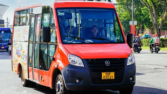 Háo hức chờ xe buýt liên vùng lăn bánh